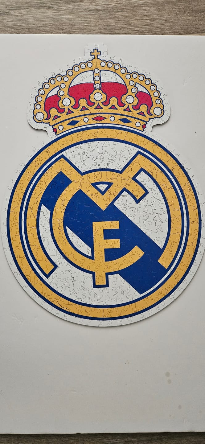Customer photo review of Real Madrid CF® Logo - Rompecabezas de Madera