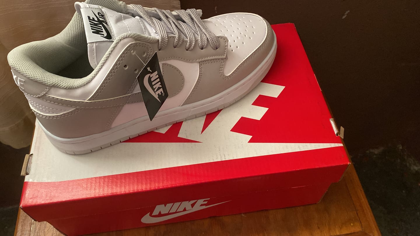 Customer photo review of Tenis Dunk Low Blanco Gris