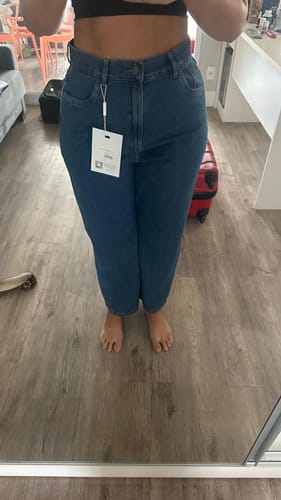 Barbara M. review of Calça Jeans Reta Araçá Azul Médio image 1 out of 1
