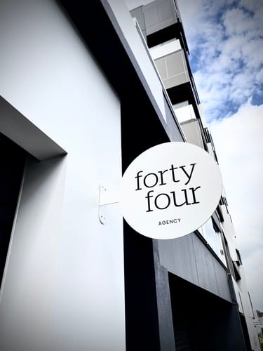 Customer photo review of FOLD Round Sign 400