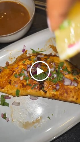 Videorecensie van een klant over Birria Bomb