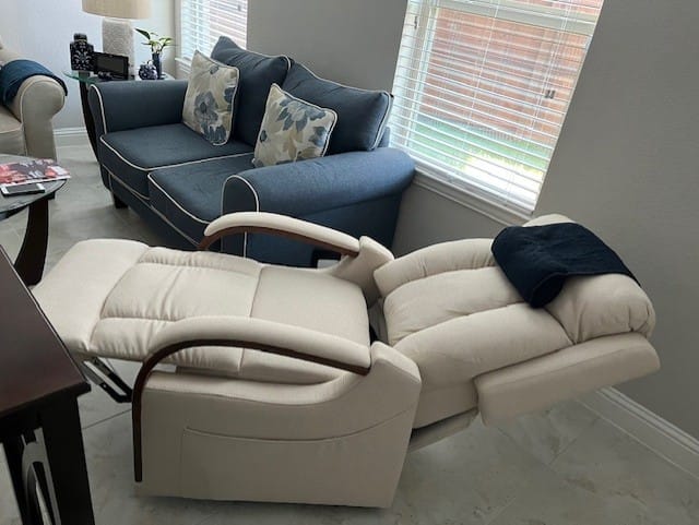 Customer photo review of 9185 Small Power Lift Recliner For Elderly(Cotton Linen Beige)