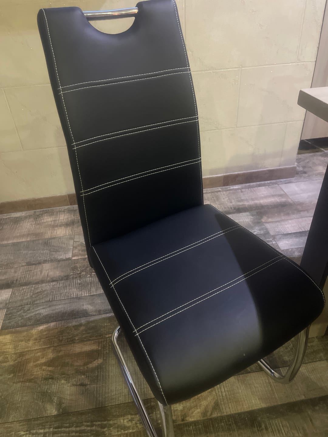 Customer photo review of Scaun K211, negru/crom, piele ecologica/metal, 42x60x97 cm