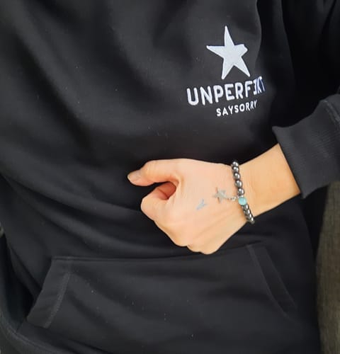 Customer photo review of Limited Edition Bundle: Hoodie + Charm + Geschenke + Überraschung