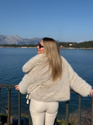 Customer photo review of Κοντή Faux Γούνα με γιακά