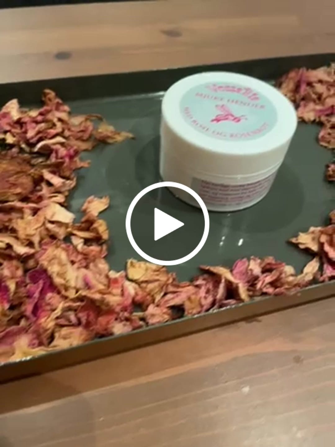 Vídeo reseña de un cliente sobre el producto "Manos suaves" con rosa y raíz de rosa.