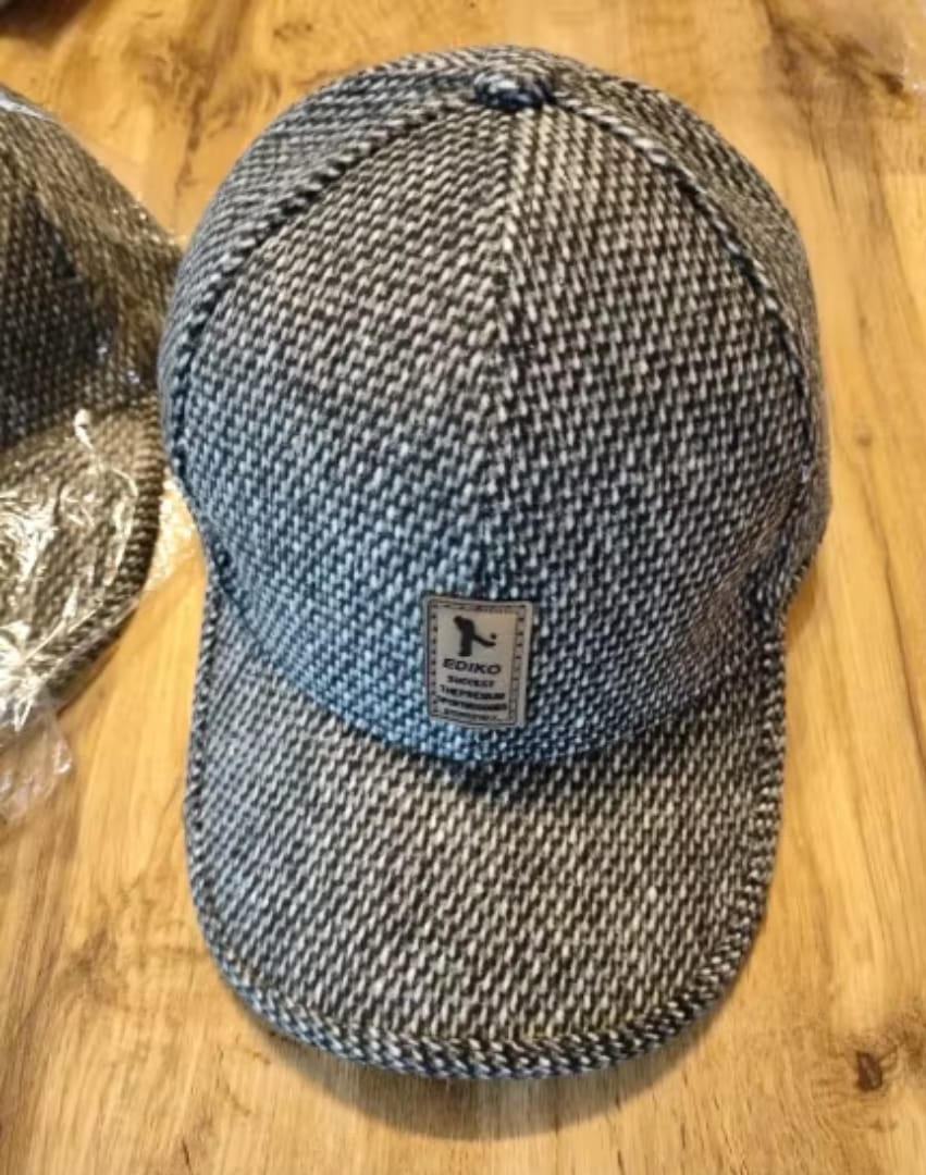 Customer photo review of klassische Wintermütze | Nostalgische Snap-Mütze aus Wolle