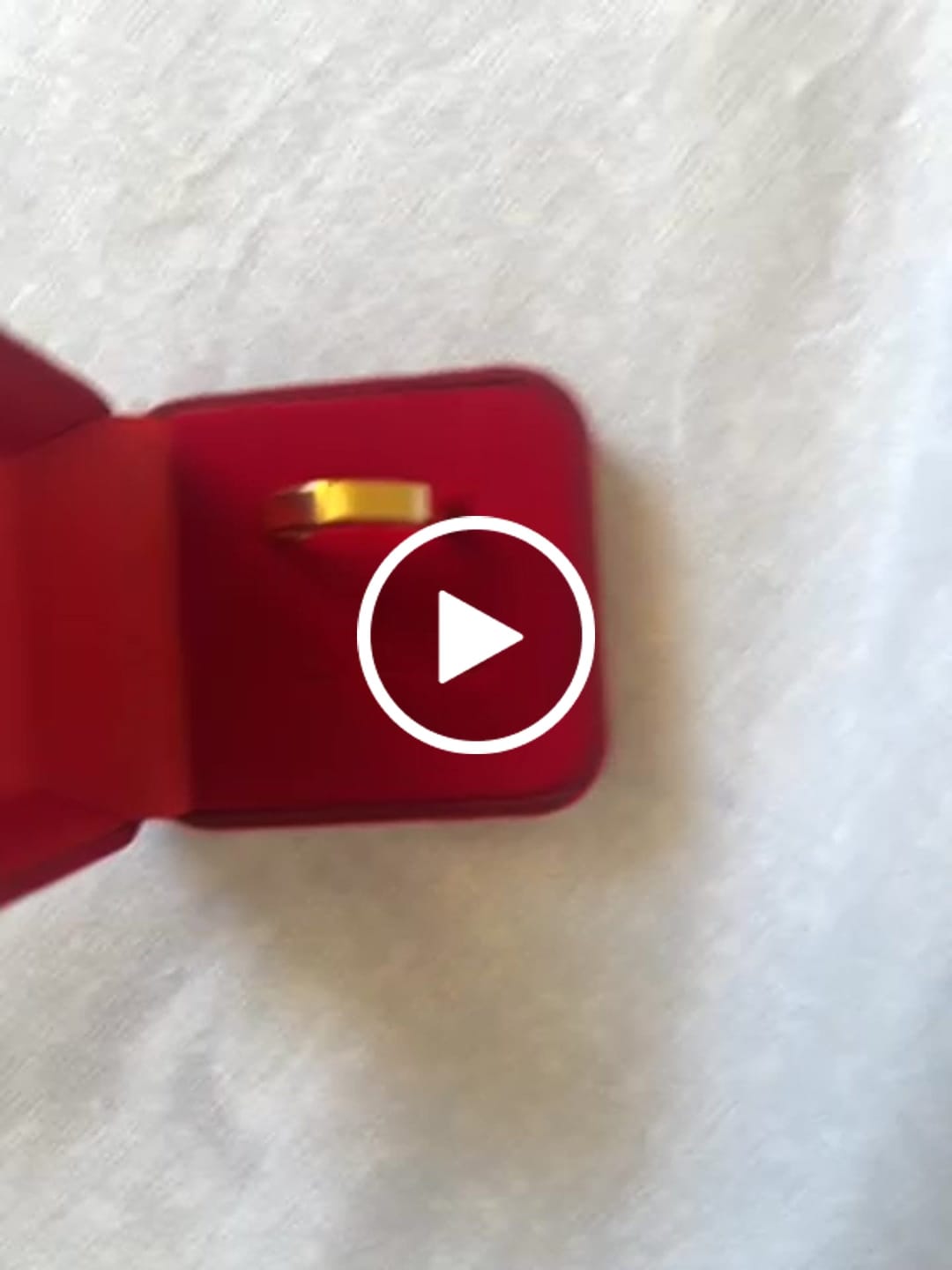 Customer video review of Aliança Quadrada Anatômica Banhado em Ouro 18K