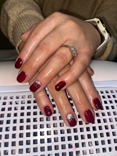 Customer photo review of Gel nail polish Studios, red wine, 8ml