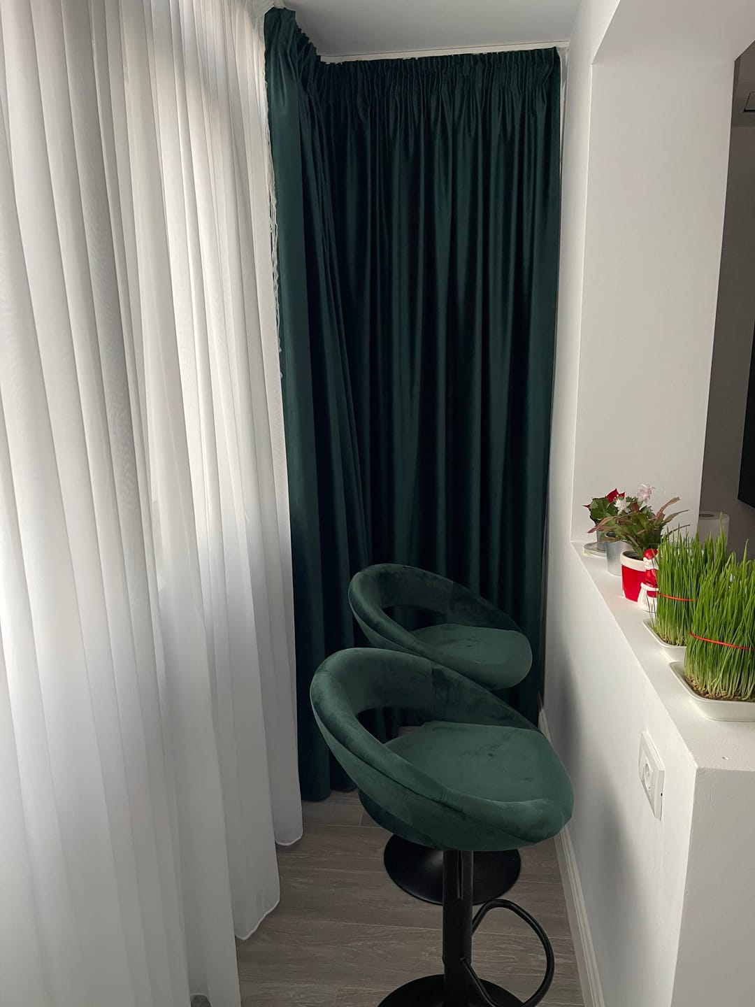 Customer photo review of Scaun bar H102, verde inchis/negru, stofa catifelata/otel, 53x48x100 cm