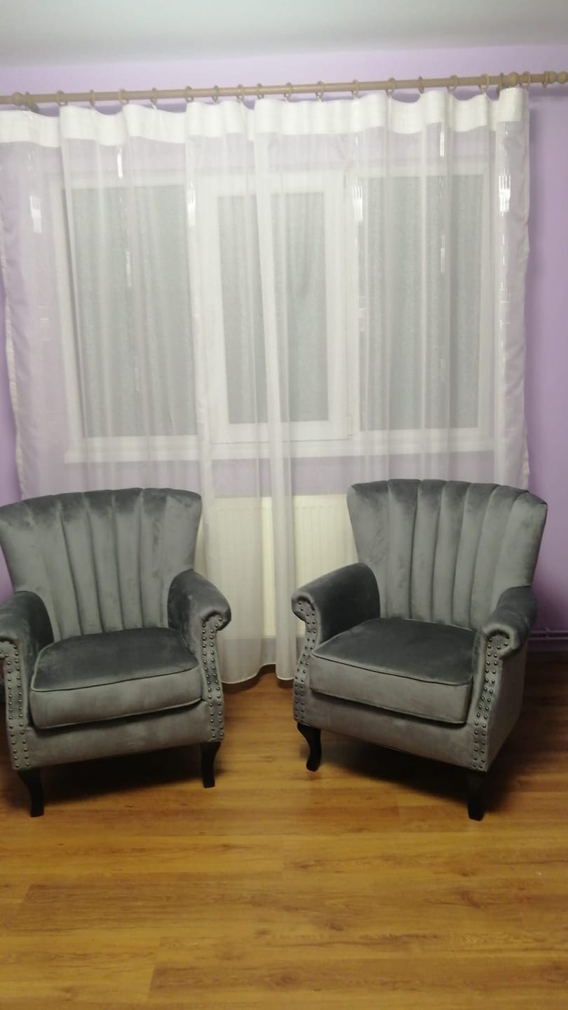 Customer photo review of Fotoliu TITAN, gri/negru, stofa catifelata/lemn, 73x70x87 cm