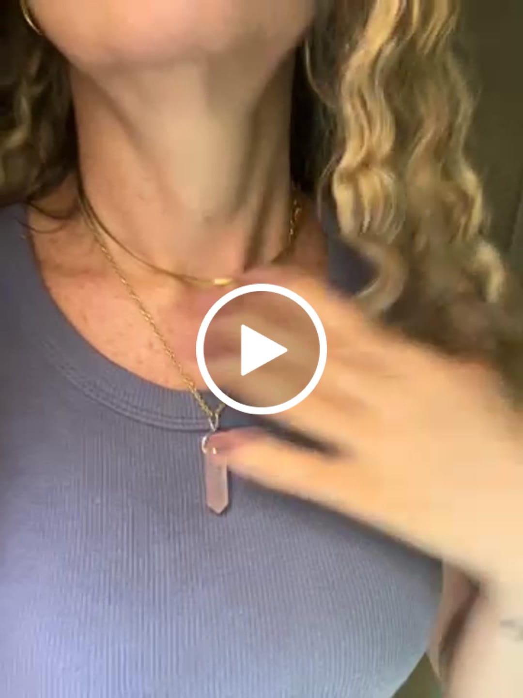 Customer video review of Colar Malha Snake Dourado Banhado em Ouro 18K