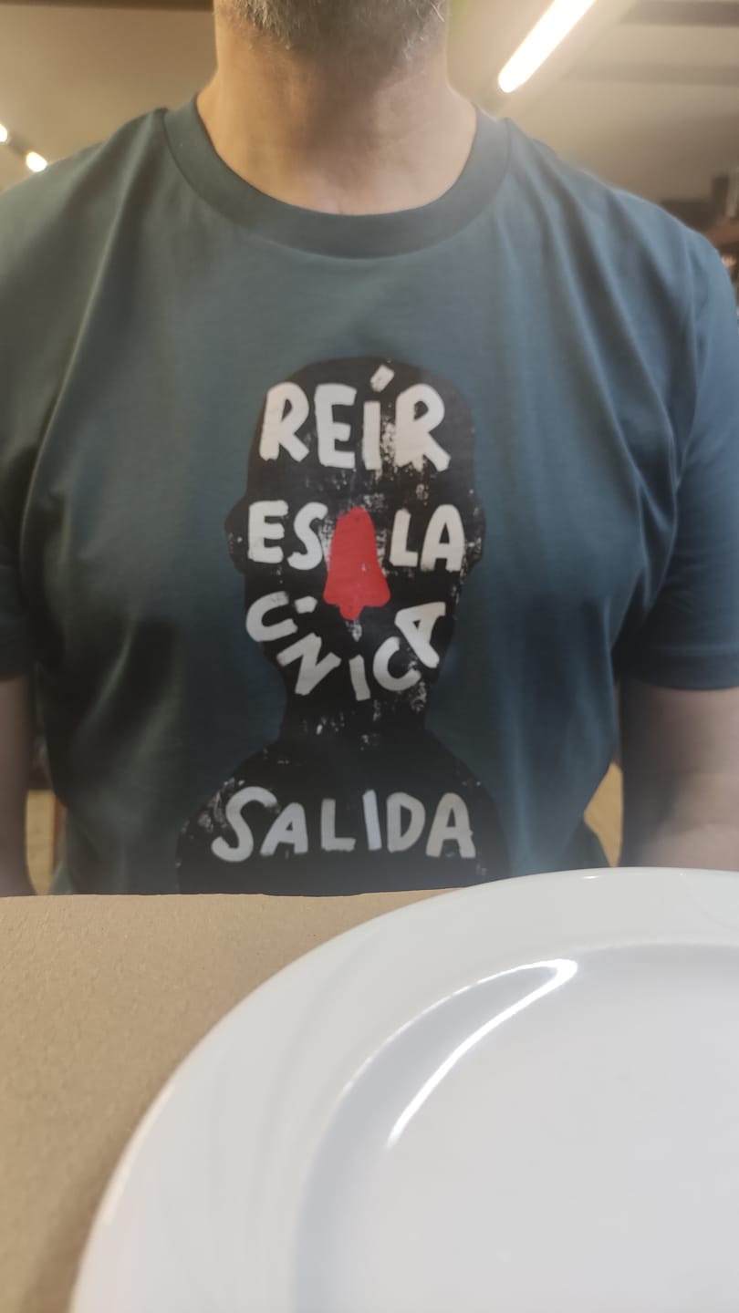 Customer photo review of Camiseta "Reír es la única salida"