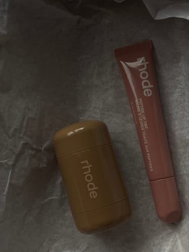 Customer photo review of peptide lip tint / toast - Disponivel