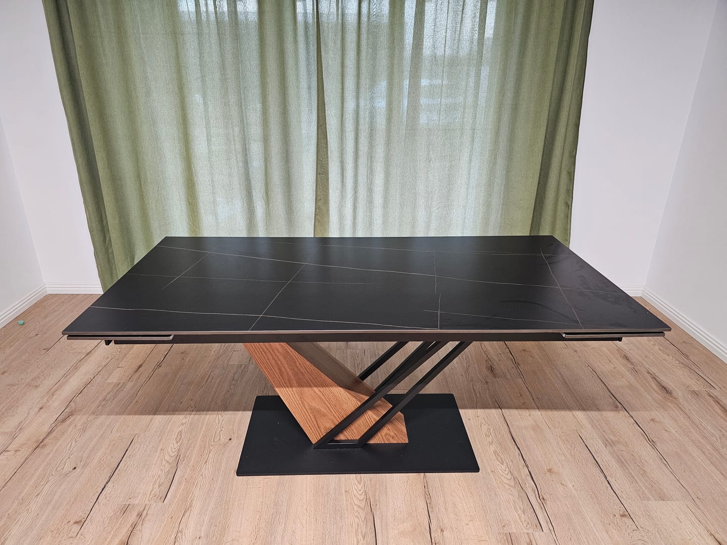 Customer photo review of Masa extensibila GENESIS, negru/stejar, 180/240x90x76 cm