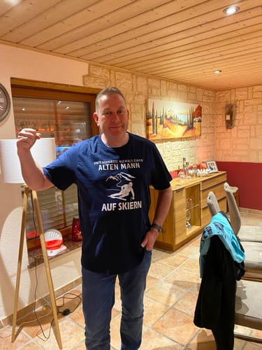 Customer photo review of UNTERSCHÄTZE NIEMALS EINEN ALTEN MANN AUF SKIERN - Herren Bio-Baumwolle T-Shirt