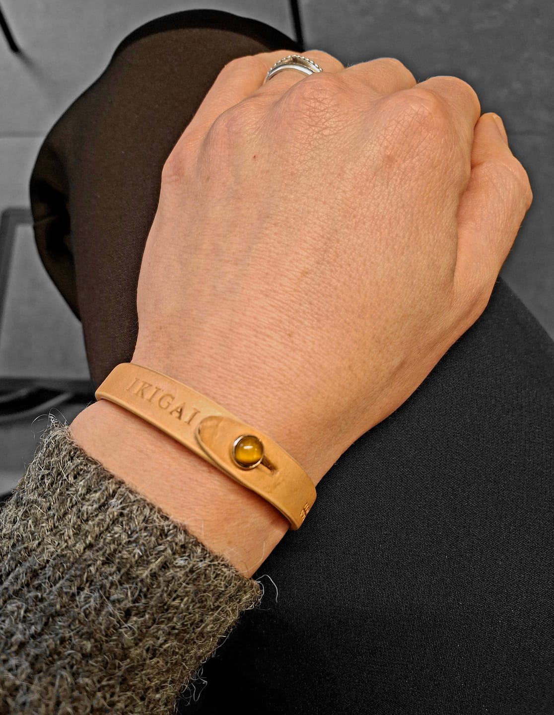 Customer photo review of Bracciale pelle io Occhio di Tigre Tulsi