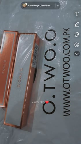 Customer photo review of O.TWO.O HIGH ENERGY HEAVY MIST MATTE LIP GLAZE