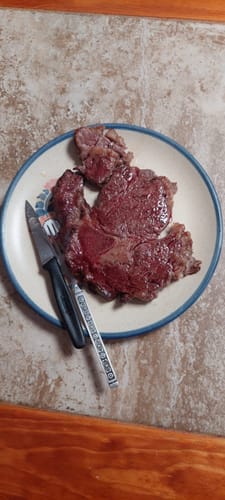 Reseña con foto de un cliente sobre Rib Eye Steak