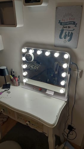 Customer photo review of SONNI  Hollywood Schminkspiegel, 360°drehbarer Schminktisch Spiegel mit 3 Lichtmodi und 14 Licht Dimmbar, mit Handyhalter und USB, 10X Vergrößerung, Smart Touch Steuerung 50x40cm