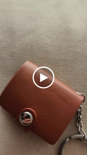 Customer video review of מחזיק מפתחות ״מיני אלבום״ (עור)