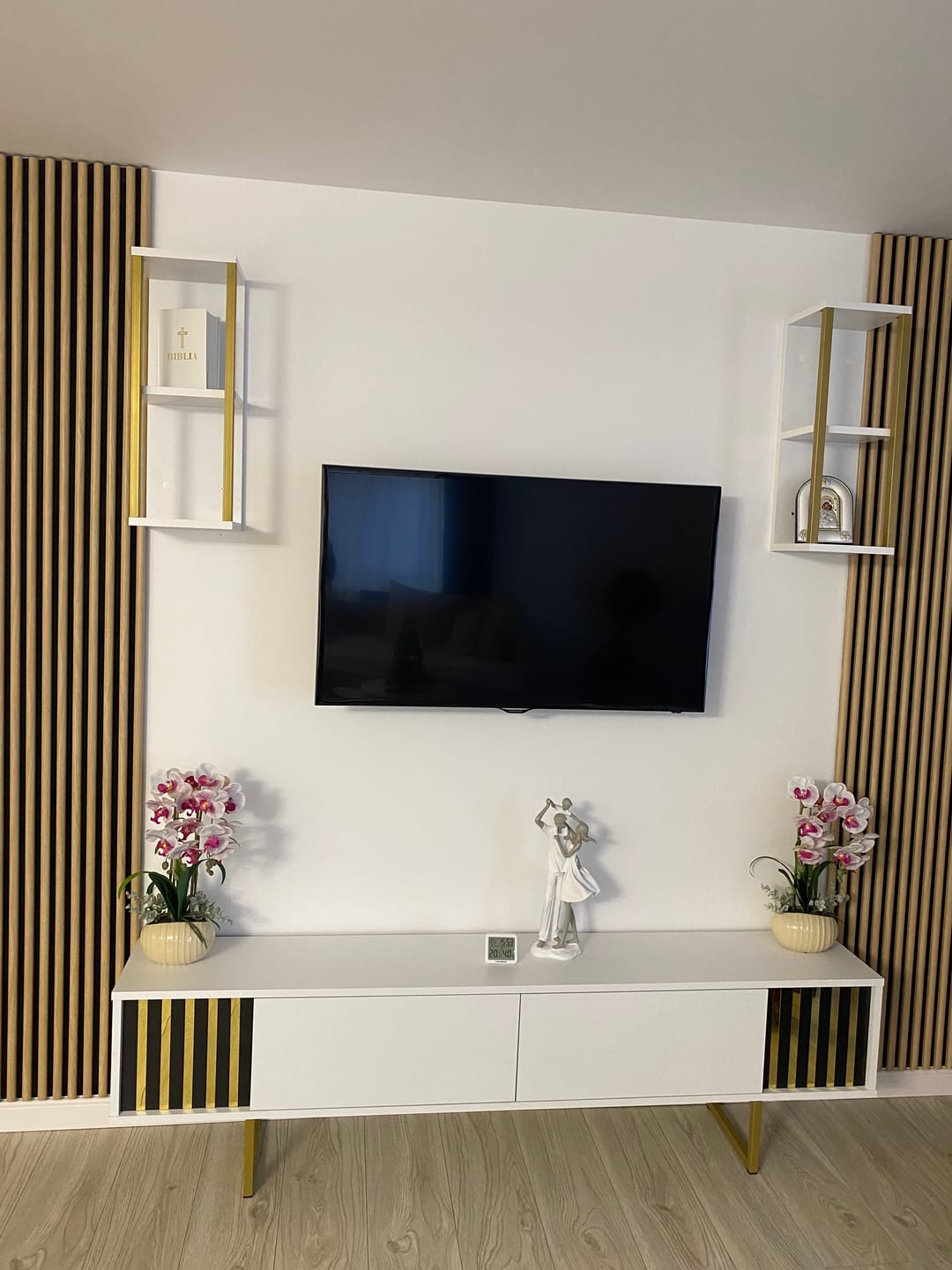 Customer photo review of Mobilier living GOLD LINE, alb/auriu, PAL melaminat/metal, 3 piese