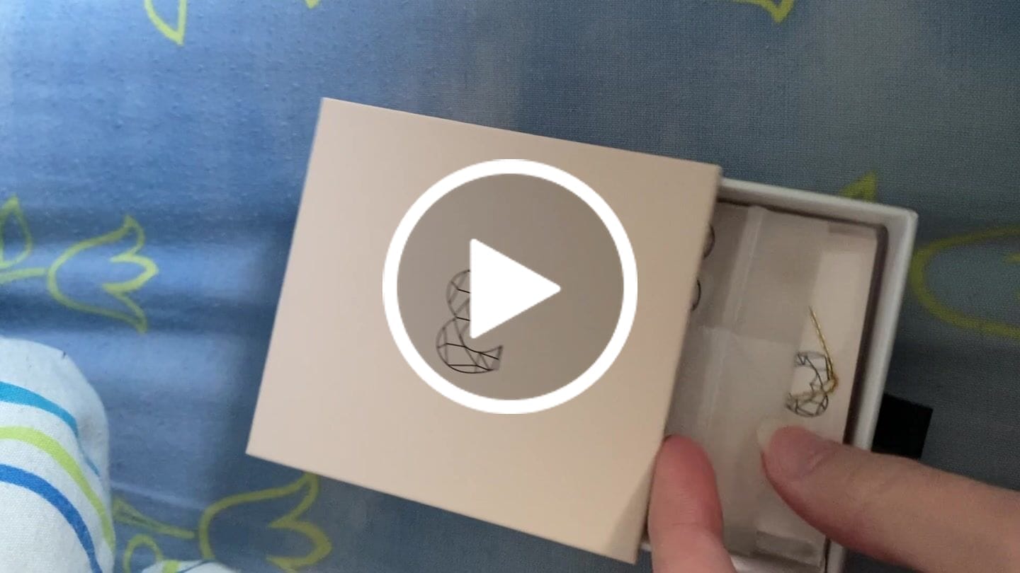 Customer video review of Collar Colores del año