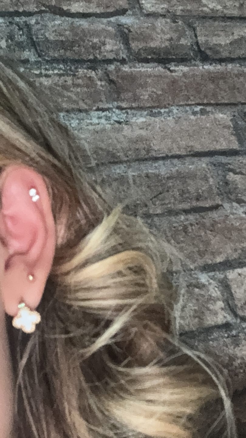 Customer photo review of Broquel Oro 14k