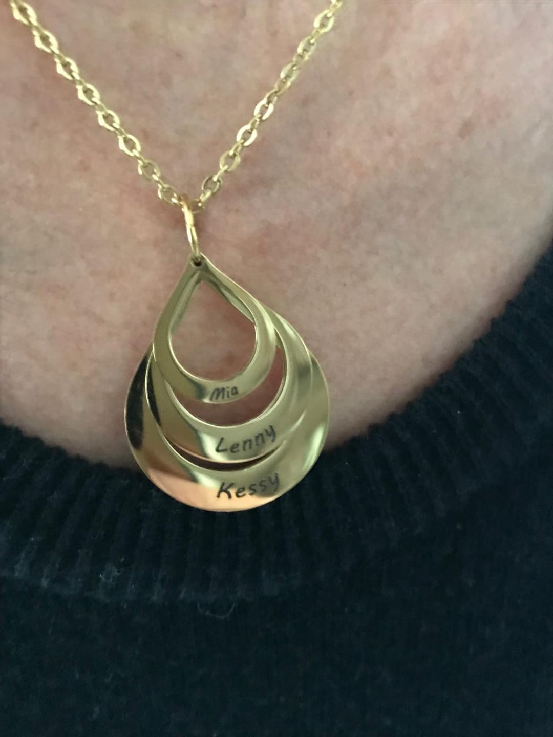 Customer photo review of Collier Personnalisé Multi-Noms Goutte