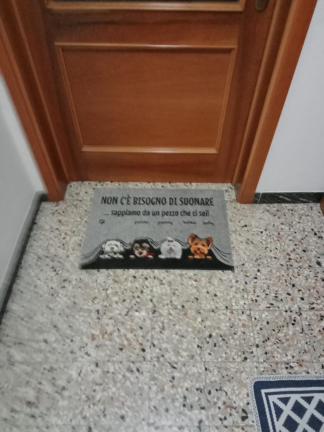 Customer photo review of Non c'è bisogno di suonare - Zerbino personalizzato