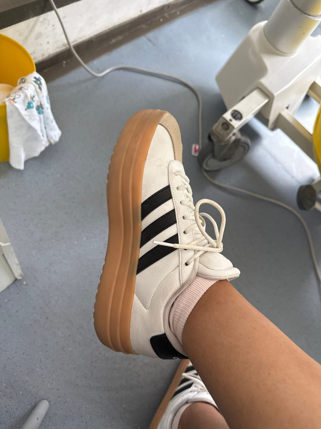 Customer photo review of Zapatilla Adidas Vl Court Bold Mujer Blanco
