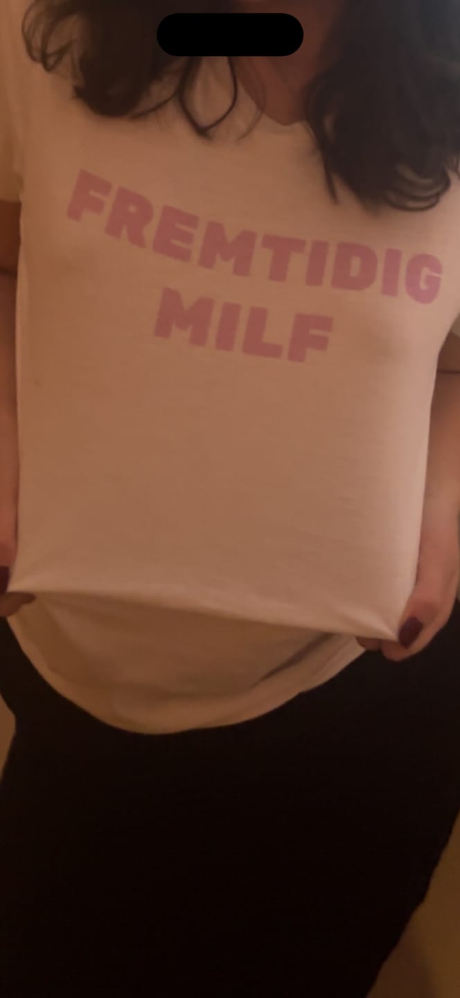 Customer photo review of FREMTIDIG MILF - DAME T-SKJORTE