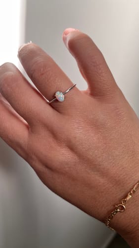 Customer photo review of Anillo Delgado Con Piedra Ópalo