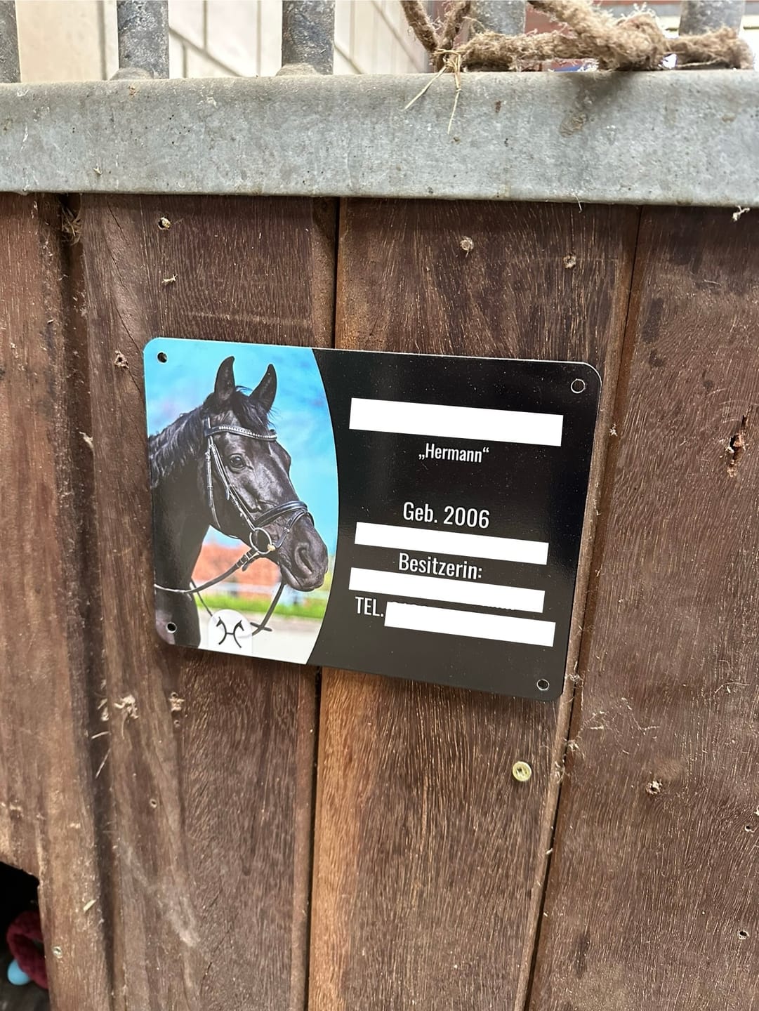 Customer photo review of Pferde Boxenschild mit Foto & Wunschtext (UV- und wetterfest)