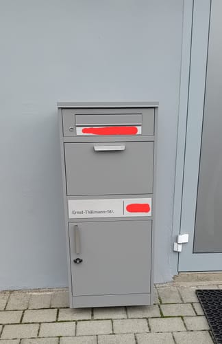 Customer photo review of AlbersDesign Stand-Paketbox PB1 Graualuminium (RAL9007) personalisiert mit Edelstahl-Schild