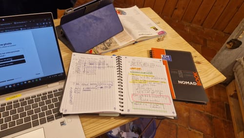 Avis photo d'un client sur Cahier à spirales NOMADBOOK OXFORD # Couverture polypro - 160 pages B5 - grands carreaux