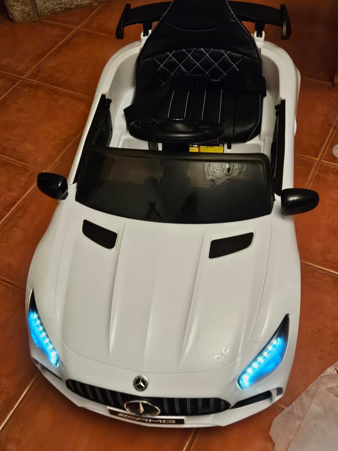 Customer photo review of Carro Elétrico para Criança MERCEDES GTR MINI 12v Branco c/ RODAS DE BORRACHA & ASSENTO EM PELE