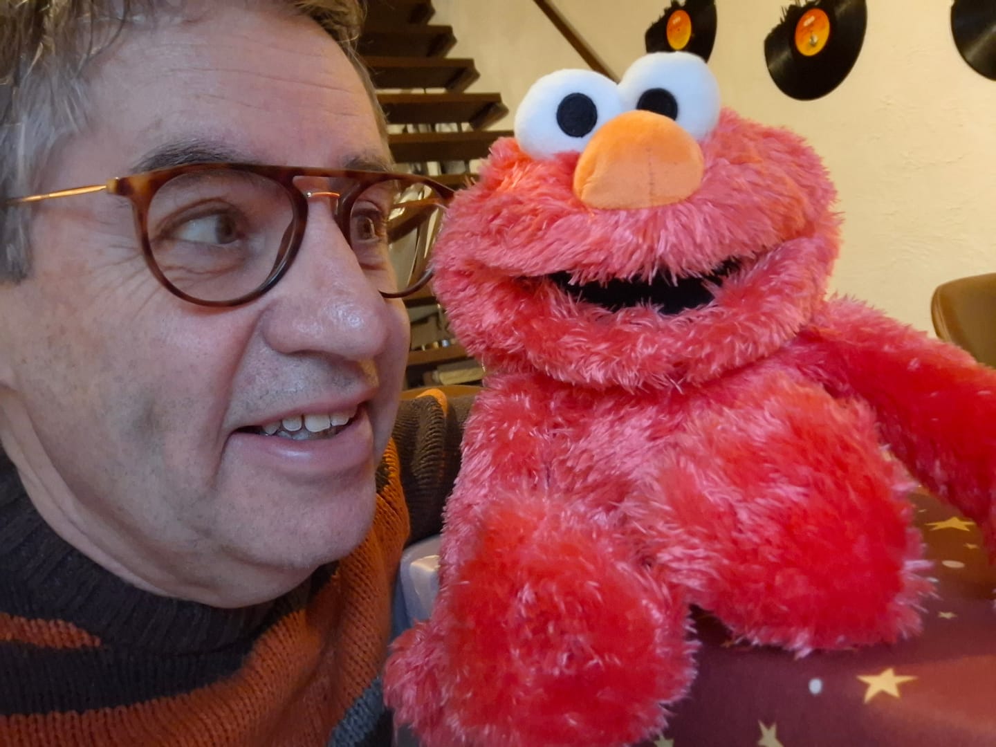 Customer photo review of Elmo Marionnette Sesame Street