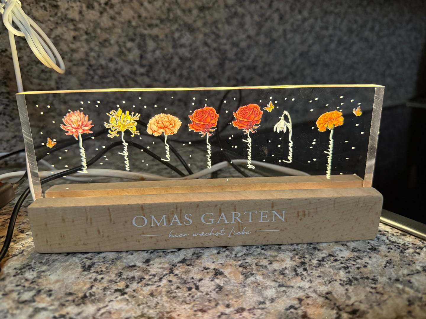 Customer photo review of Omas Garten - Personaliserter LED Aufsteller mit Blumen und Namen