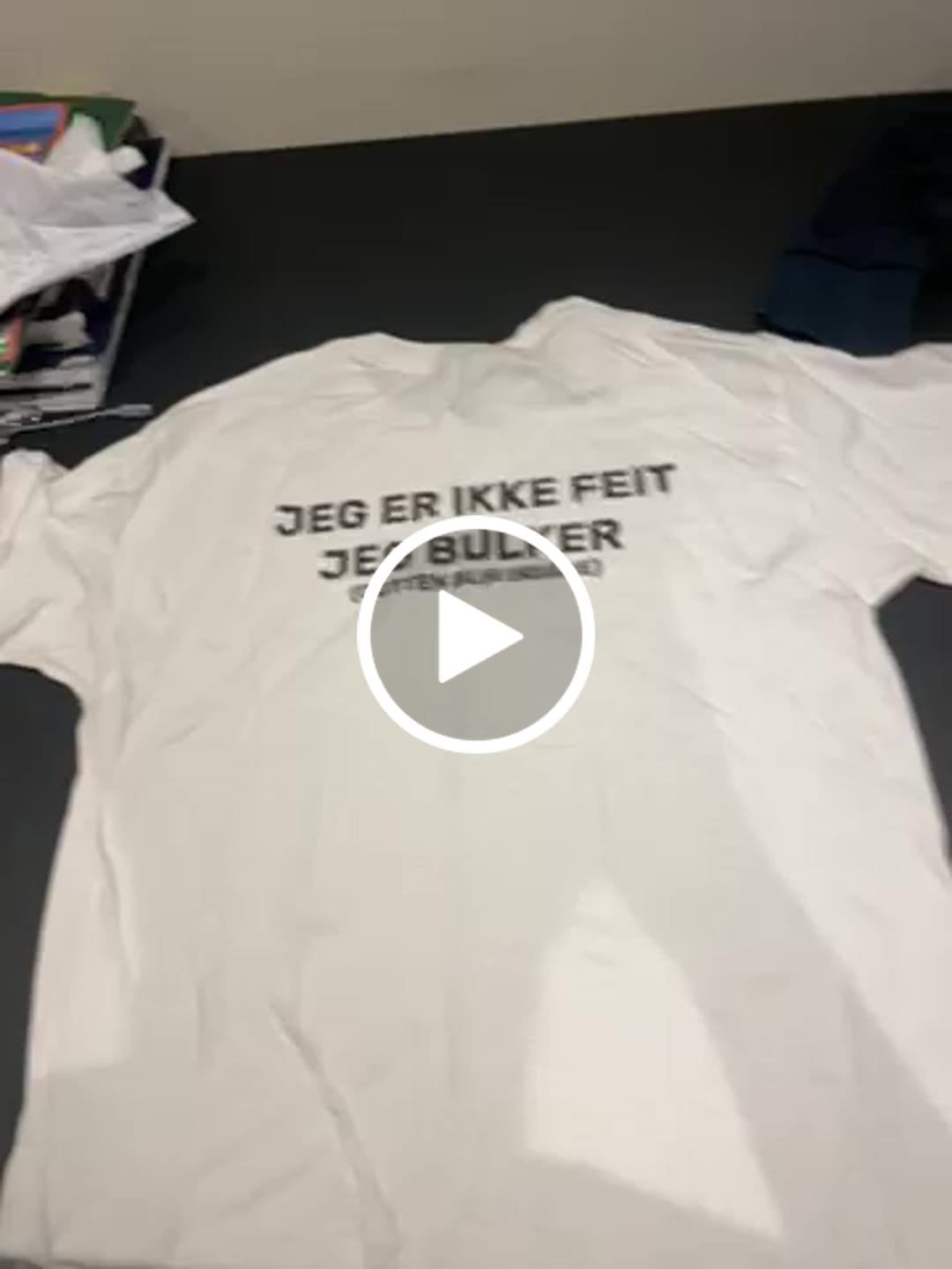 Customer video review of JEG ER IKKE FEIT JEG BULKER  - T-SKJORTE