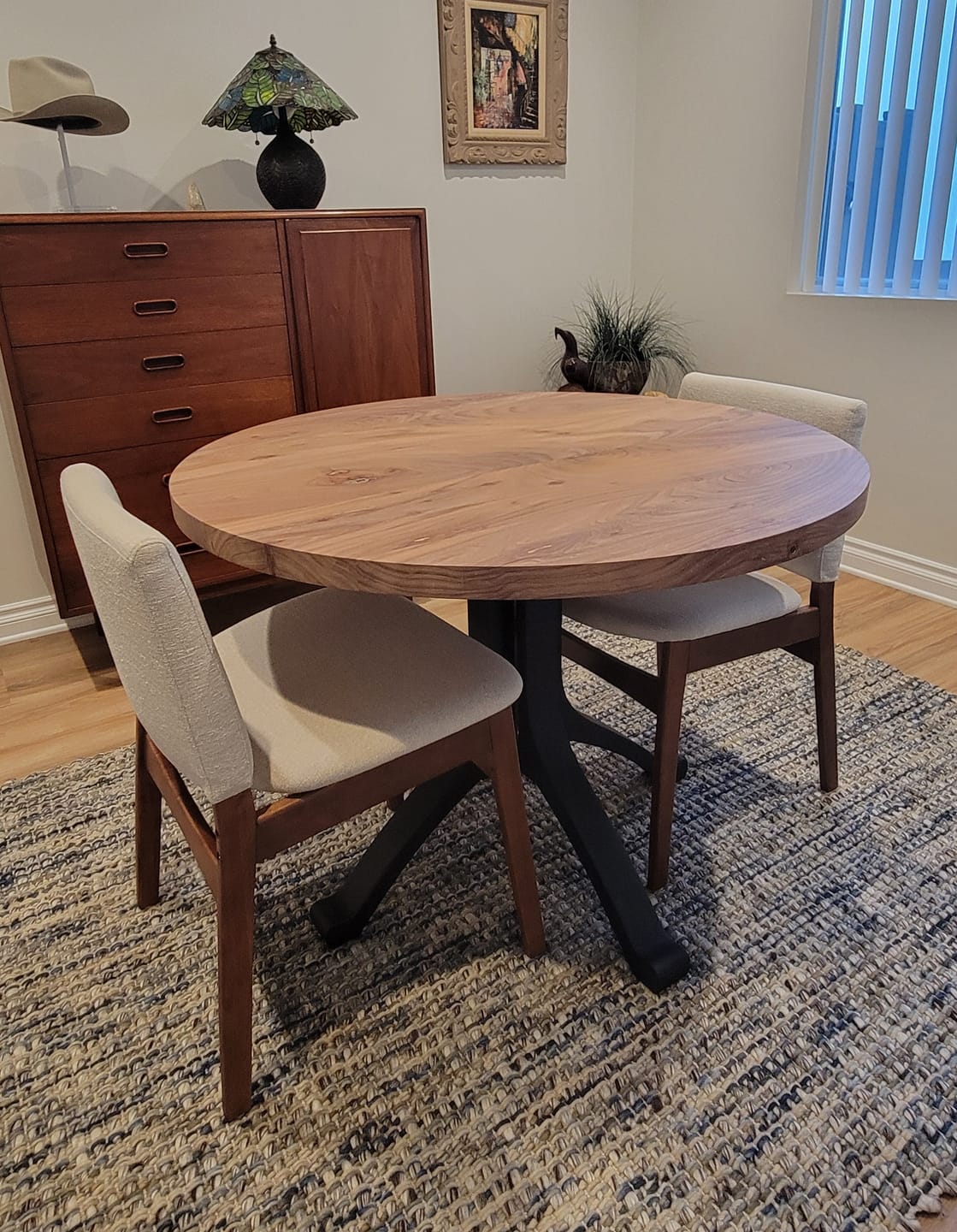 Customer photo review of Table Base 213 Wishbone 28H for Round Dining Tabletop