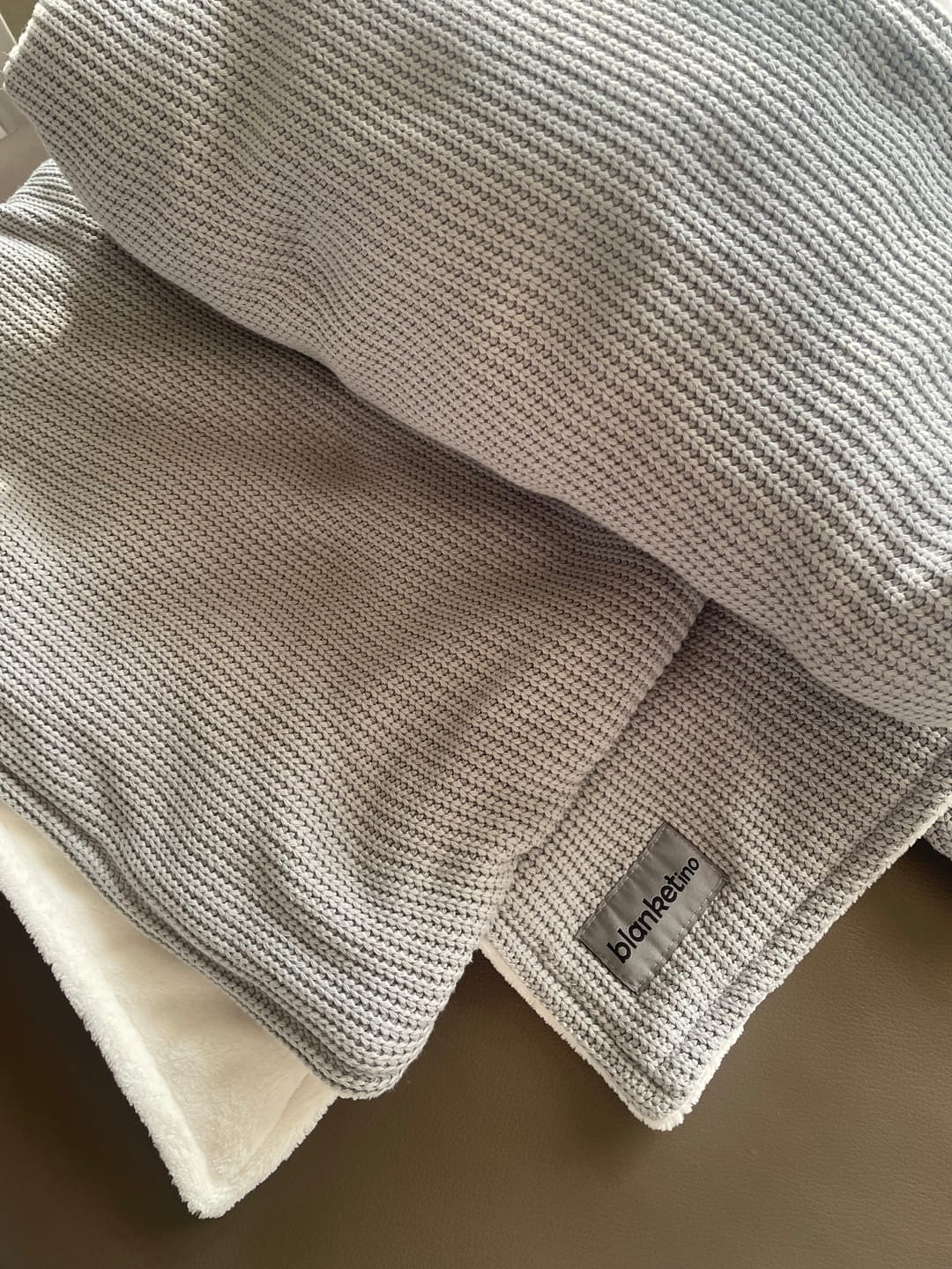 Customer photo review of Kuscheldecke mit Ärmeln • Strick • Seidengrau