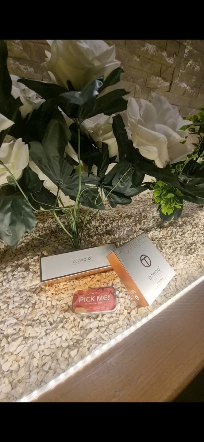 Customer photo review of O.TWO.O ROSE GOLD COMPACT POWDER