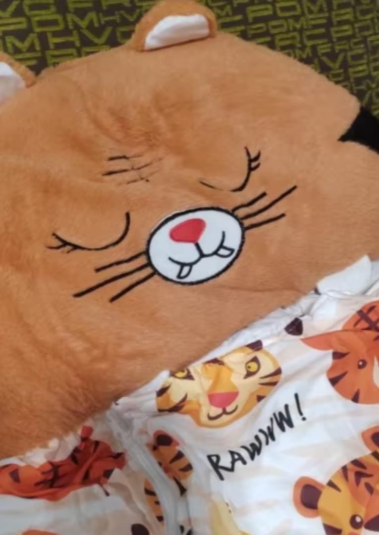 Customer photo review of Plüsch-Spielkamerad und Schlafsack in einem – SnoozeBuddy