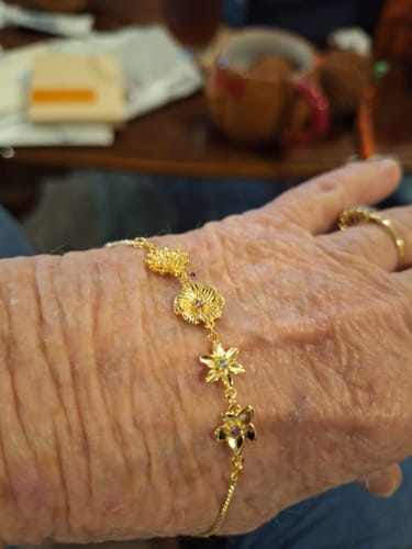 Customer photo review of 1-10 Three-Dimensional Birth Flowers Bracelet-Christmas/Mother's Day Gift