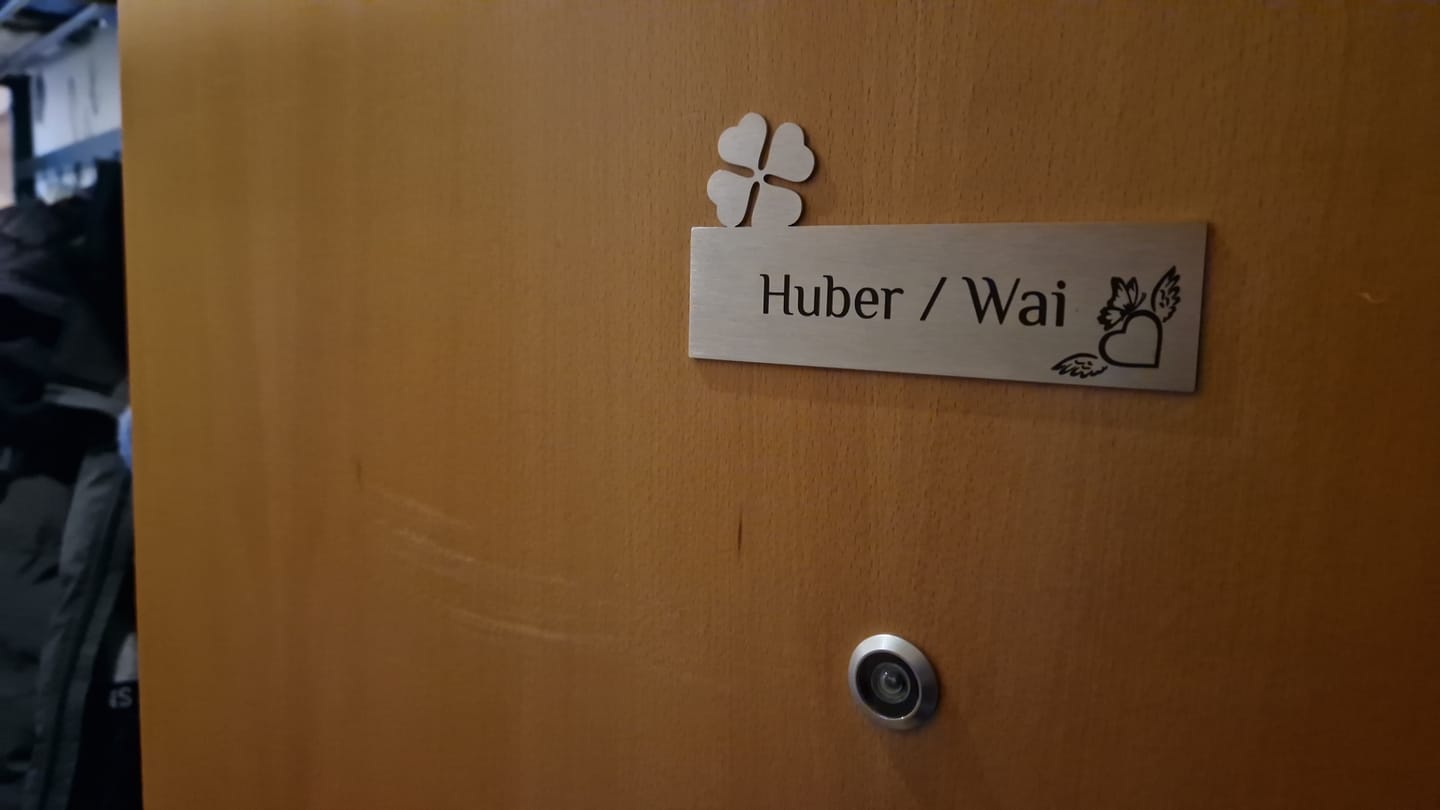Customer photo review of Farbige Edelstahlschilder in verschiedenen Größen. Individuell personalisierbar 40 Schriftarten über 200 Motive.