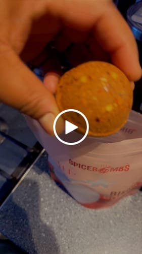 Videorecensie van een klant over Birria Bomb