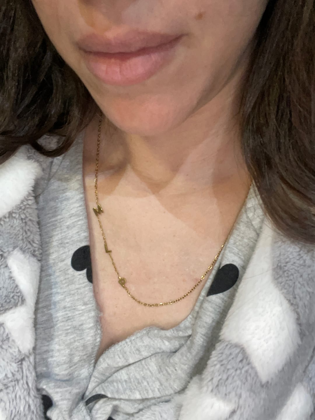 Customer photo review of Collar con iniciales personalizadas en horizontal