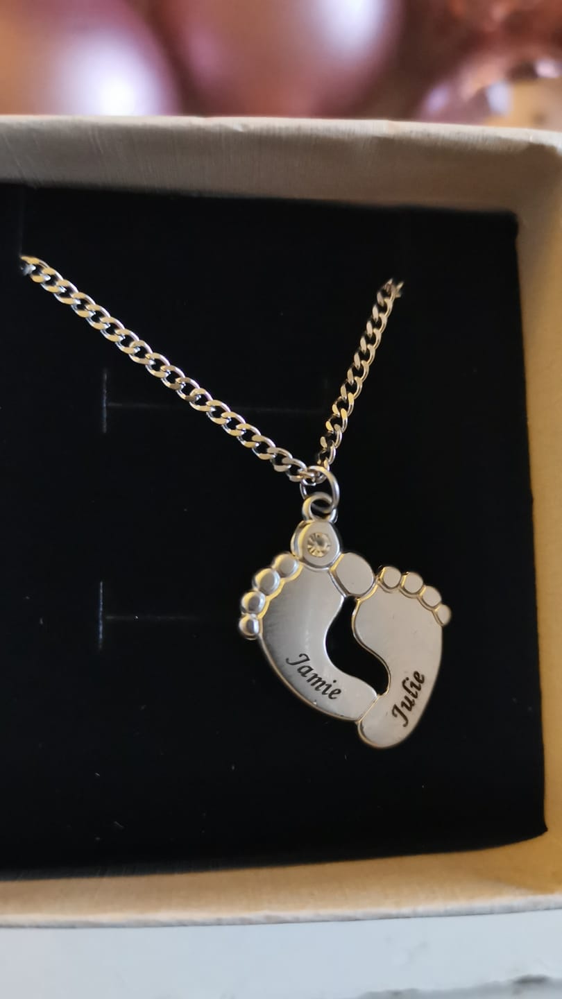 Customer photo review of Personalisierte Babyfuß Halskette mit Zirkoniastein