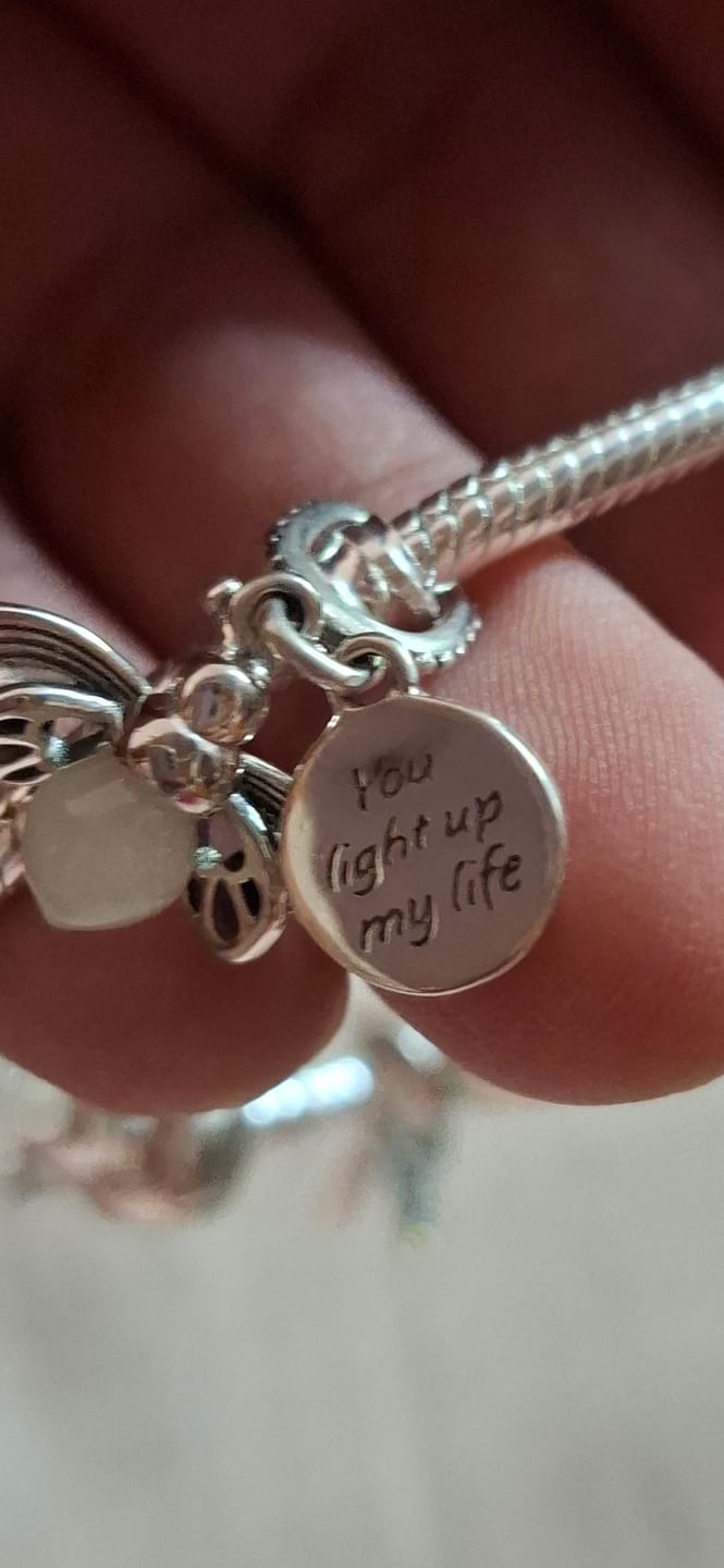 Customer photo review of Charm Luciernaga Evangeline "Iluminas Mi Vida" Fluorescente